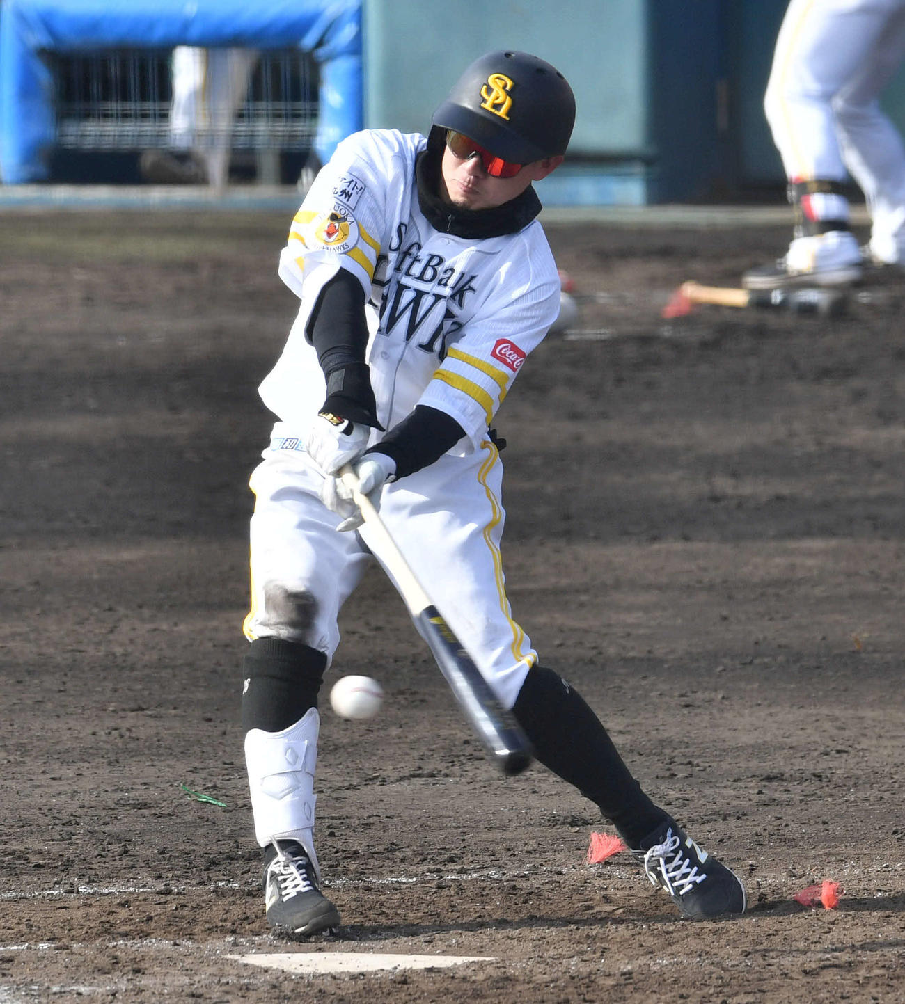ソフトバンク紅白戦　7回裏白組1死一、二塁、牧原大は中前適時打を放つ（撮影・岩下翔太）