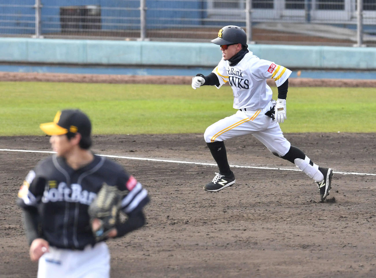 ソフトバンク紅白戦　9回裏白組2死、尾形（手前左）から右翼線へ打球を放ち、二塁へ向かう牧原大（撮影・岩下翔太）