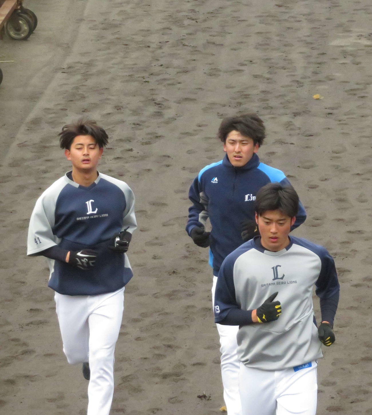 サブグラウンドでインターバル走を行う左から西武の井上、隅田、佐藤（撮影・上田悠太）