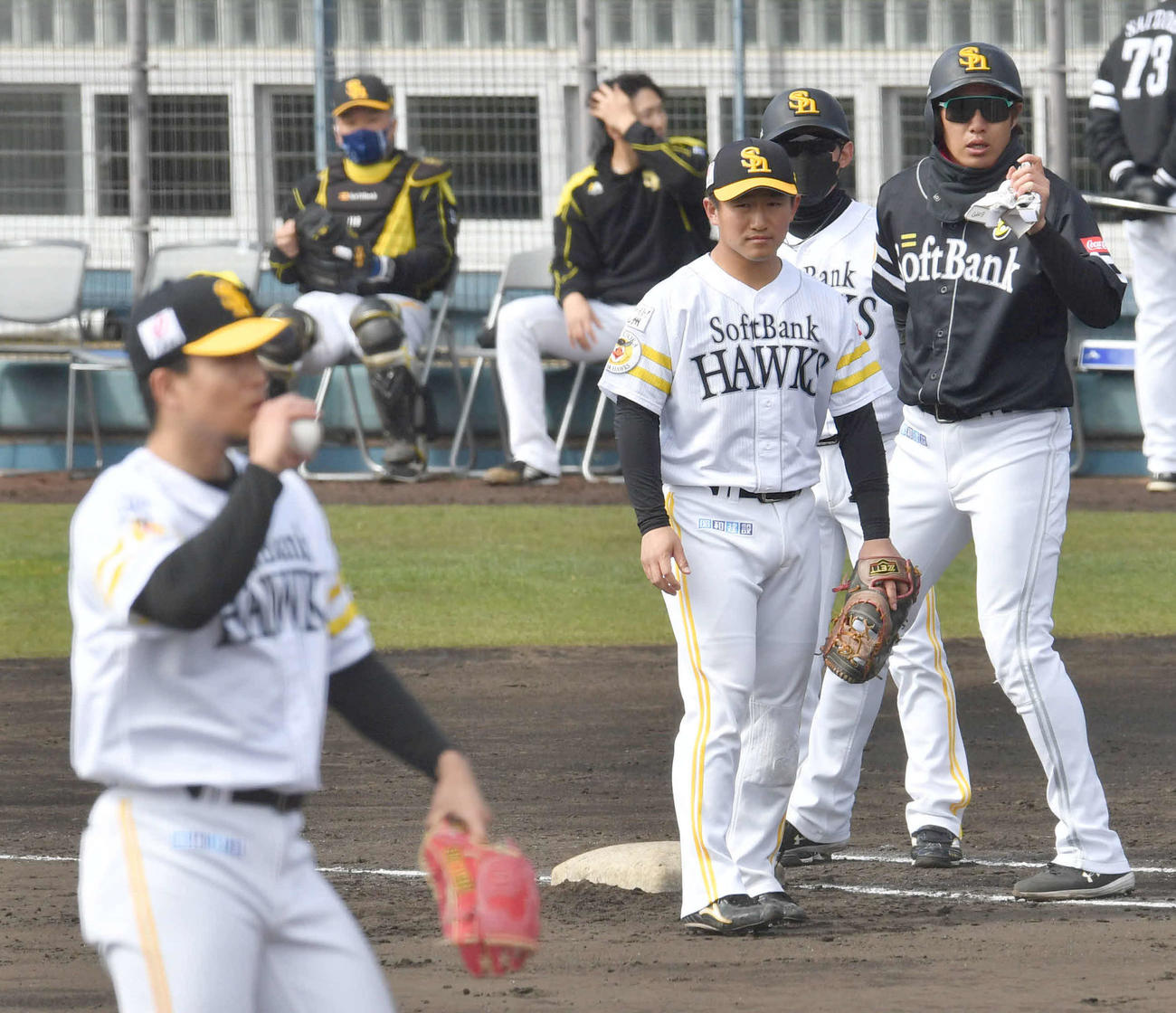 紅白戦　2回表紅組無死、千賀（手前）から四球を選び出塁した柳田（右）（撮影・岩下翔太）