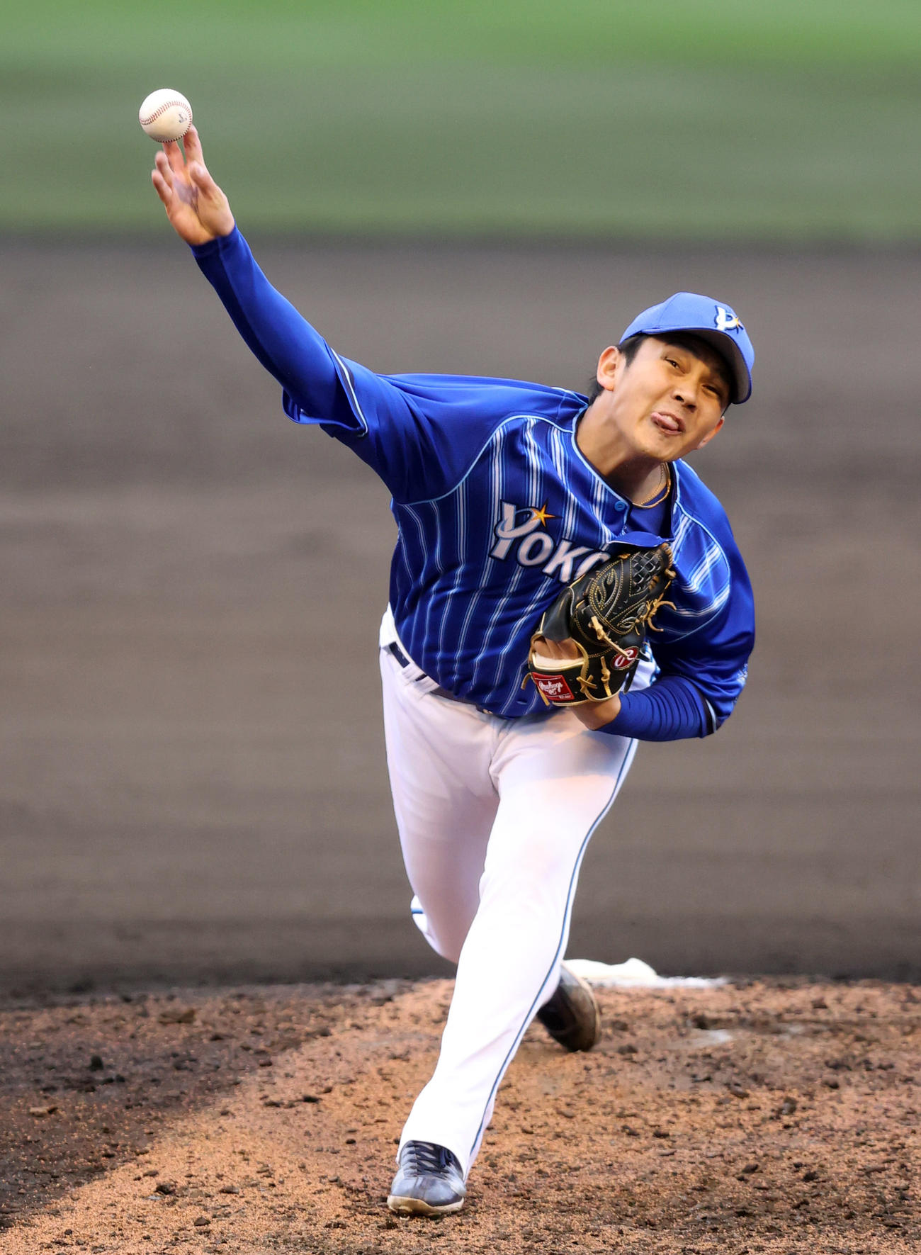 巨人対DeNA 8回裏から登板する山崎（撮影・狩俣裕三）
