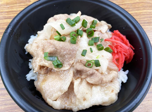 セルラースタジアム那覇のすぐ外の出店で売っている「アグー豚丼」は神丼でした