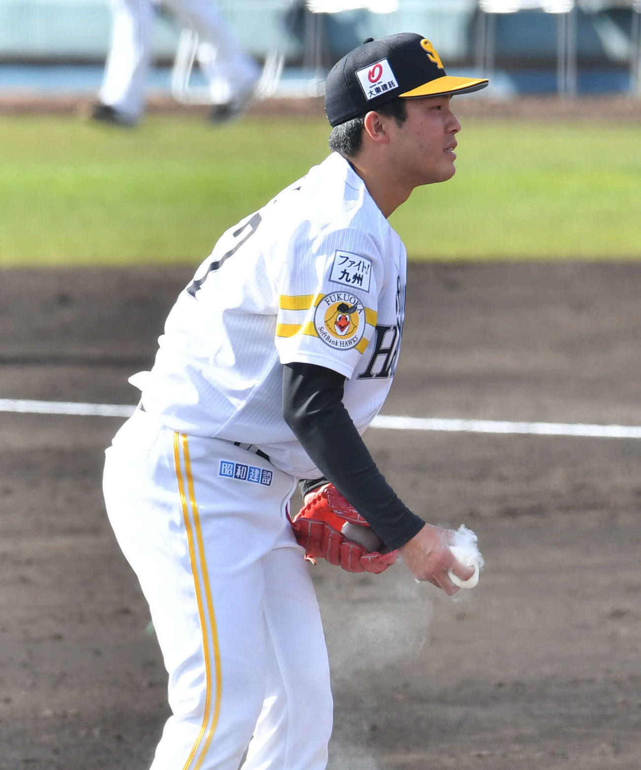 紅白戦　7回表紅組1死、佐藤直を空振り三振に抑え、ロジンを手にする藤井（撮影・岩下翔太）