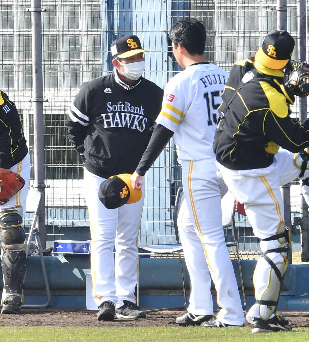紅白戦　7回表紅組の攻撃を3者連続三振に抑えた藤井（右から2人目）と言葉を交わす斉藤コーチ（撮影・岩下翔太）