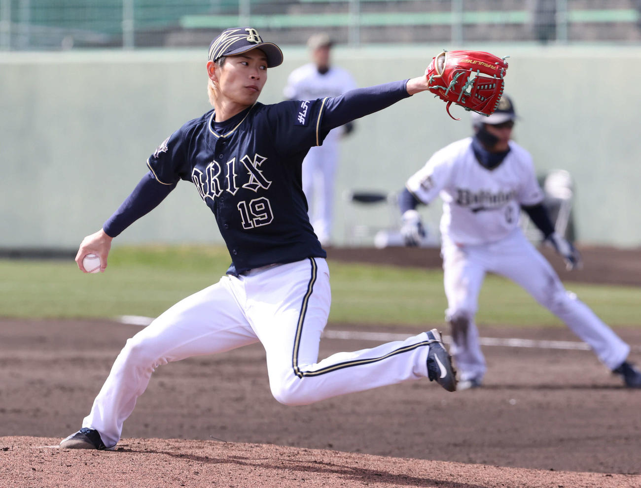 5回裏から登板した山岡泰輔（撮影・渦原淳）