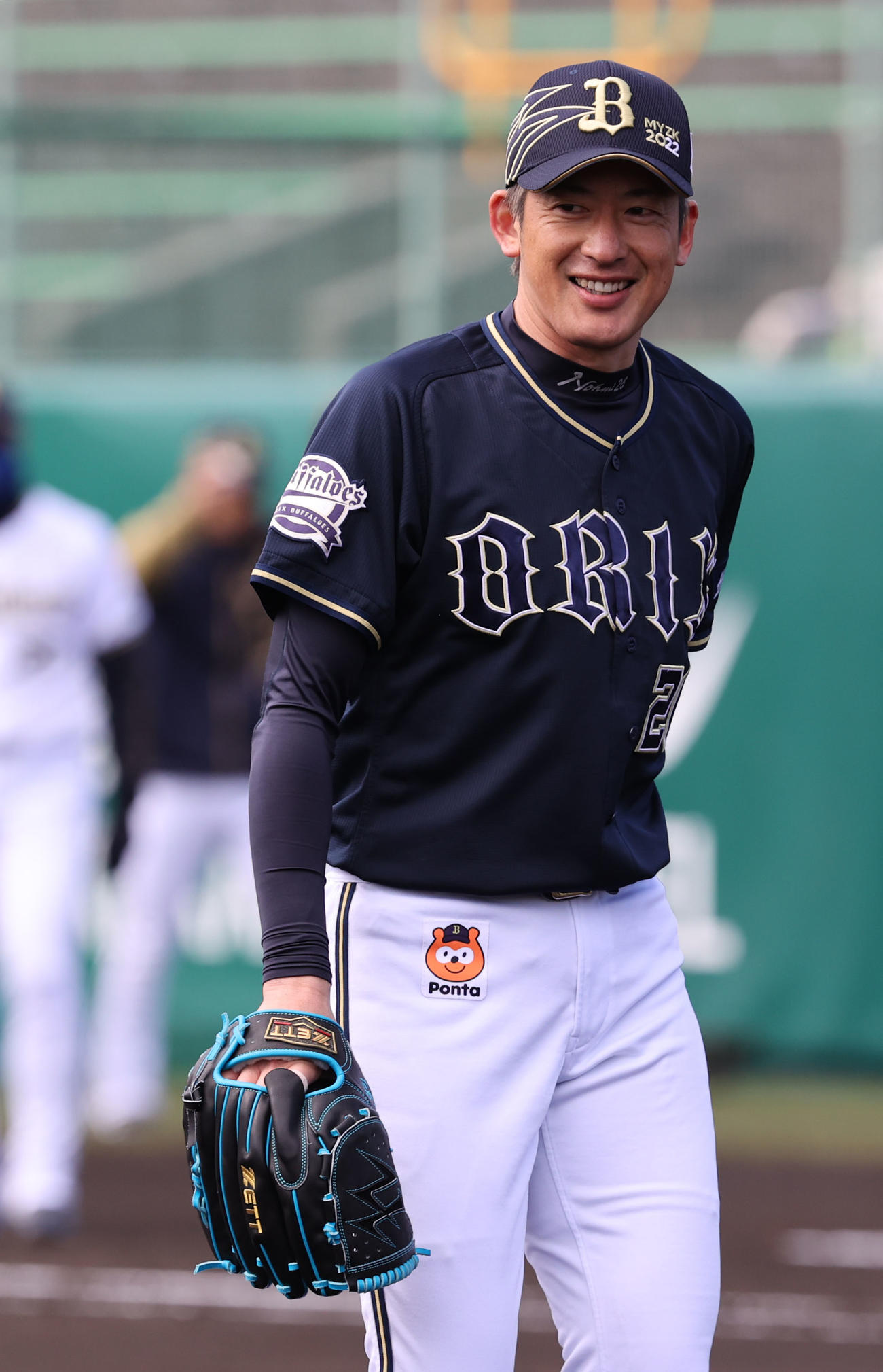 初回白組を3者凡退に抑え笑顔の能見篤史（撮影・渦原淳）＝2022年2月20日、宮崎市清武