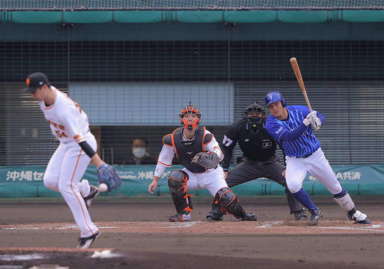 巨人対DeNA 3回表DeNA1死、中前打を放つ知野。投手巨人直江（撮影・河田真司）