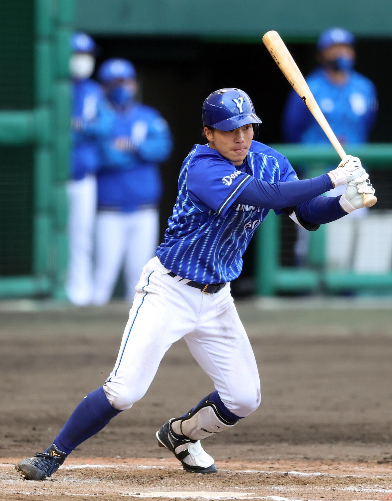 巨人対DeNA 7回表DeNA1死、右前打を放つ知野（撮影・狩俣裕三）
