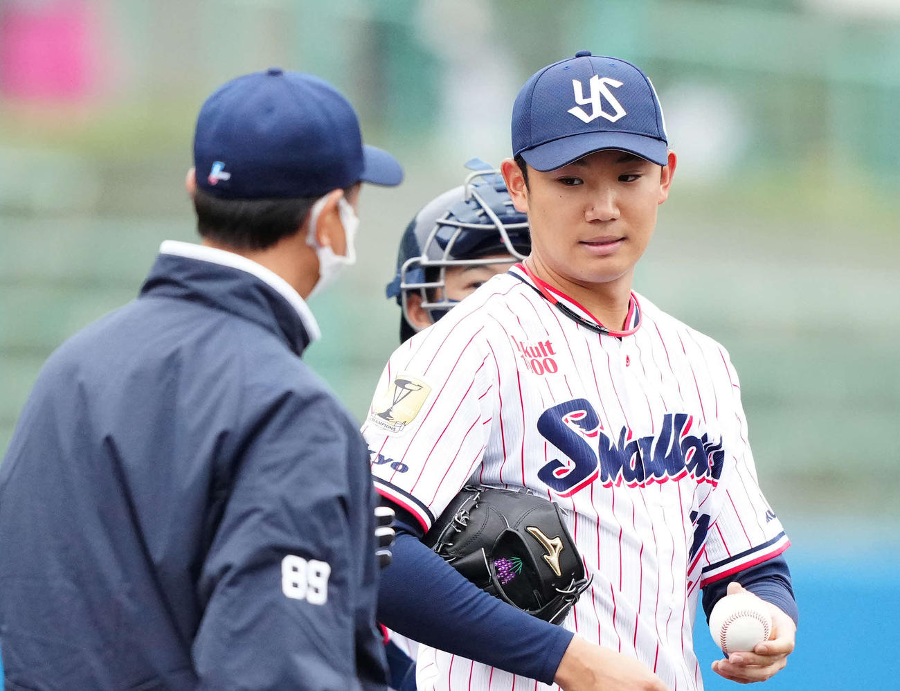 2回表途中、降板するヤクルト奥川（右）（撮影・江口和貴）