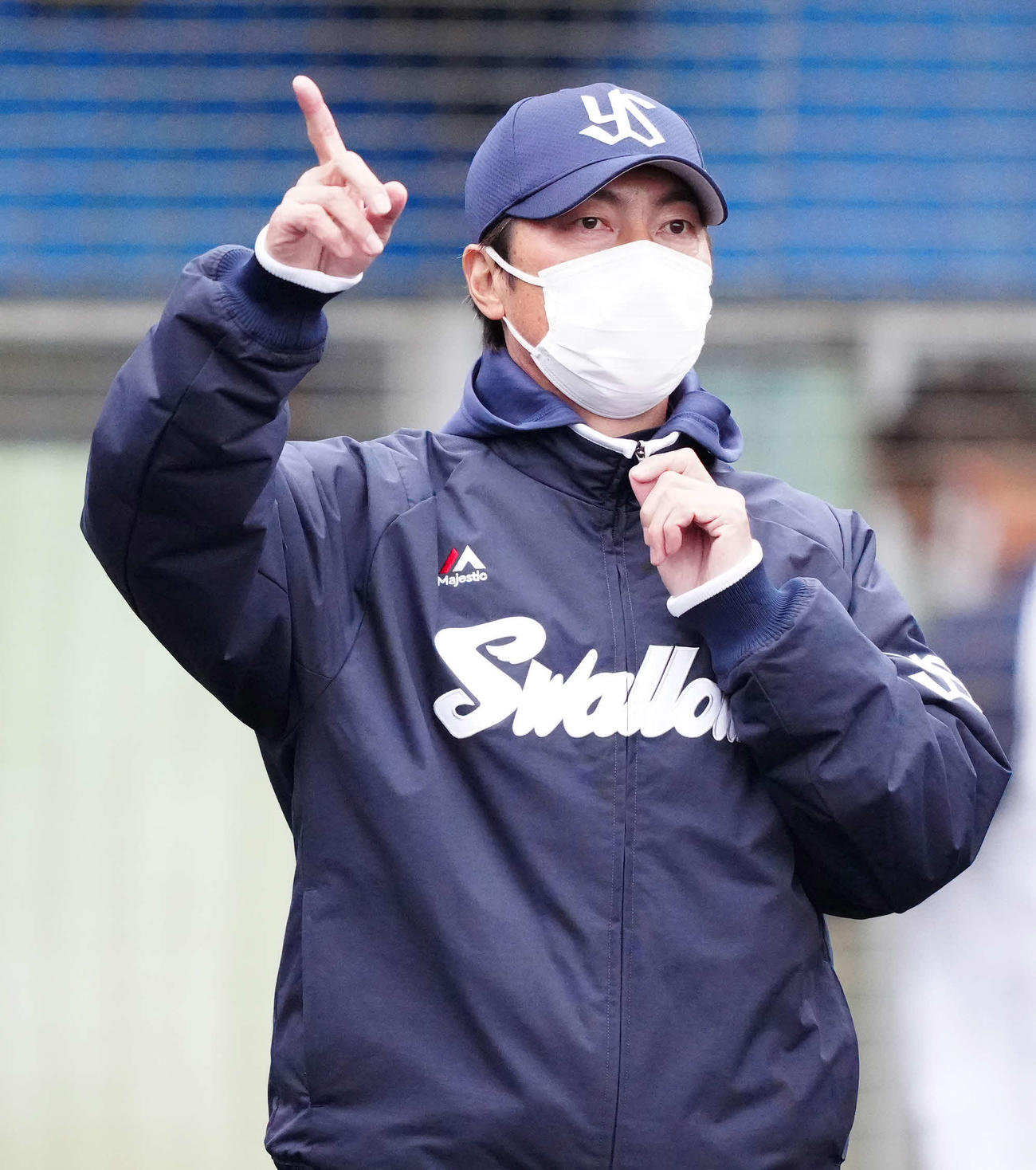 試合後、指をさすヤクルト高津監督（撮影・江口和貴）
