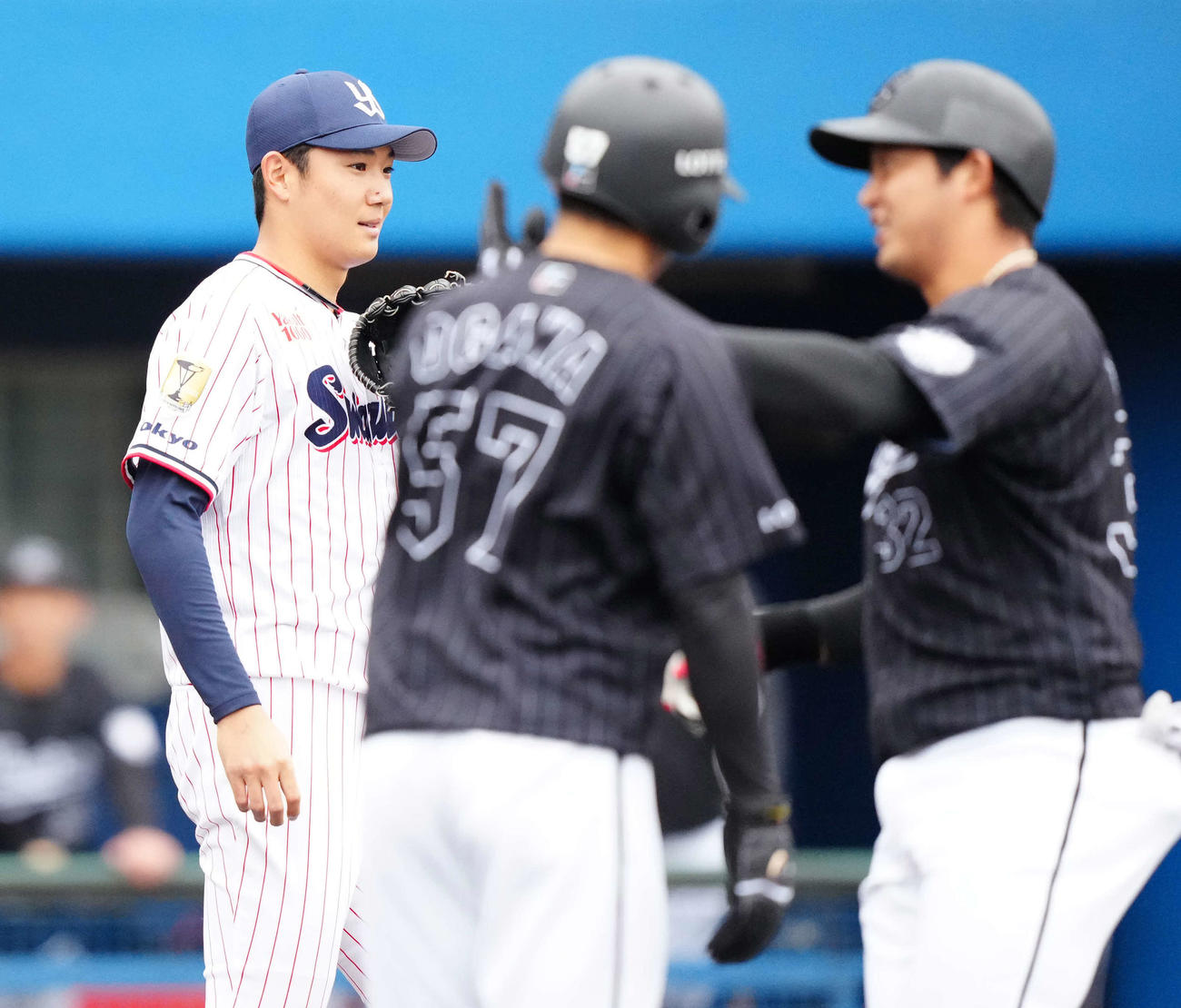 1回表ロッテ2死一、三塁、佐藤都（右）に3点本塁打を浴びた奥川（撮影・江口和貴）