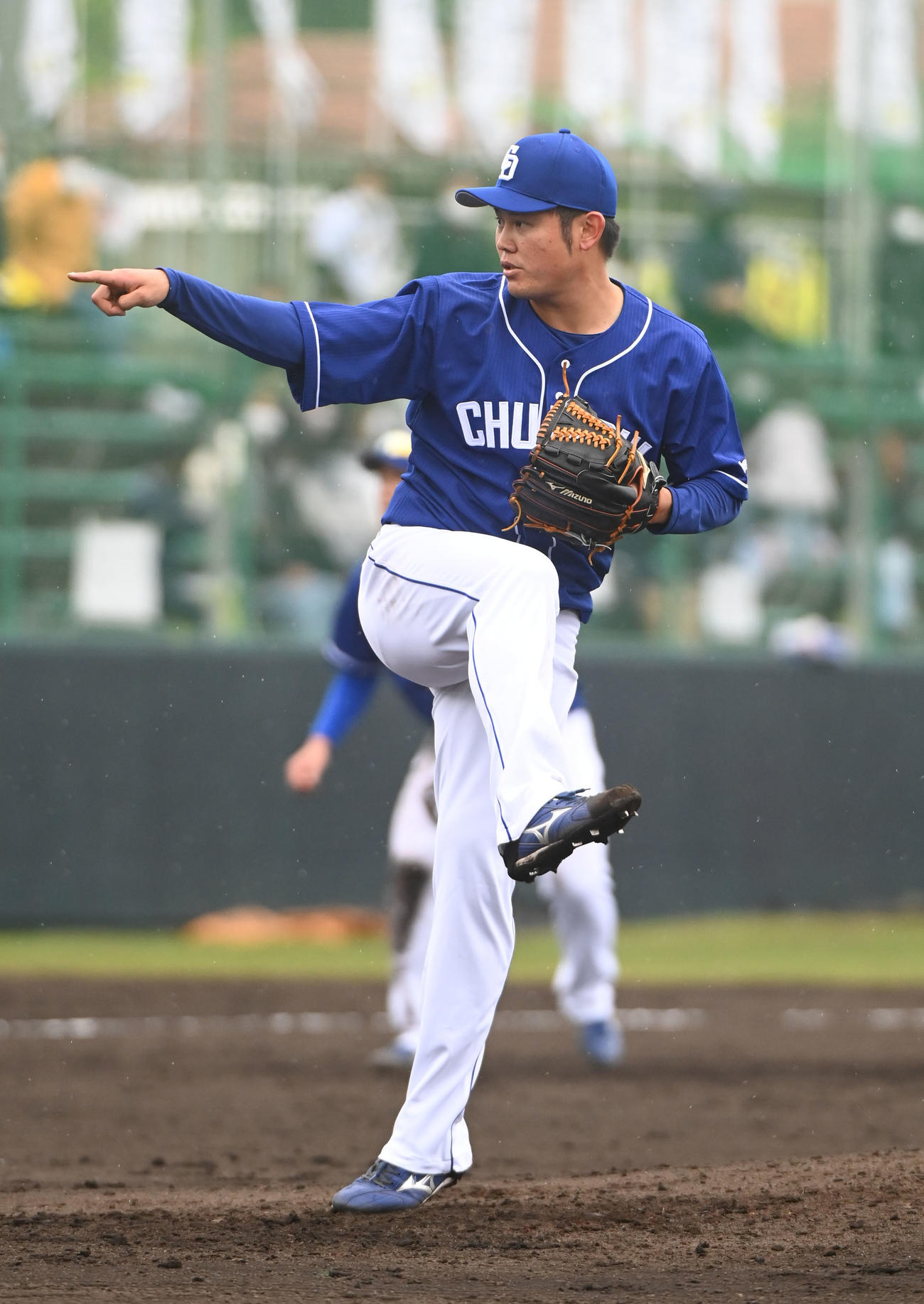 阪神対中日　4回裏、中日2番手で登板する鈴木（撮影・森本幸一）