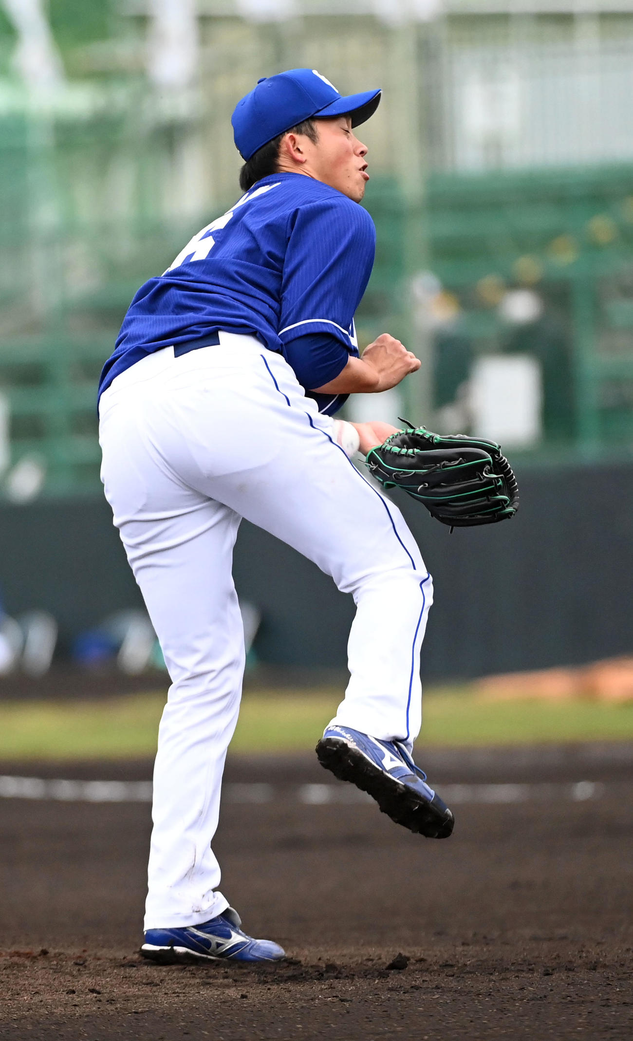 阪神対中日　1回裏阪神無死一塁、木浪の投直を捕球、併殺とした岡野（撮影・前岡正明）