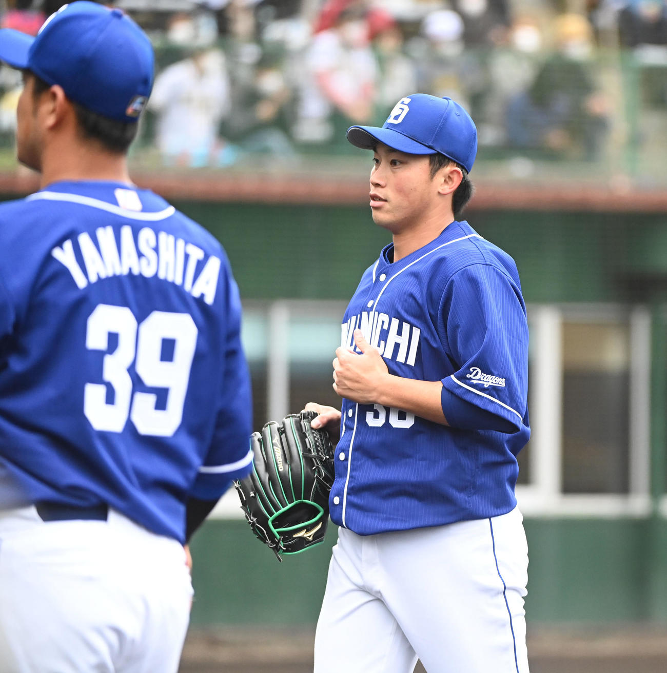 練習試合阪神対中日　3回終了、ベンチへ戻る中日先発の岡野（撮影・森本幸一）