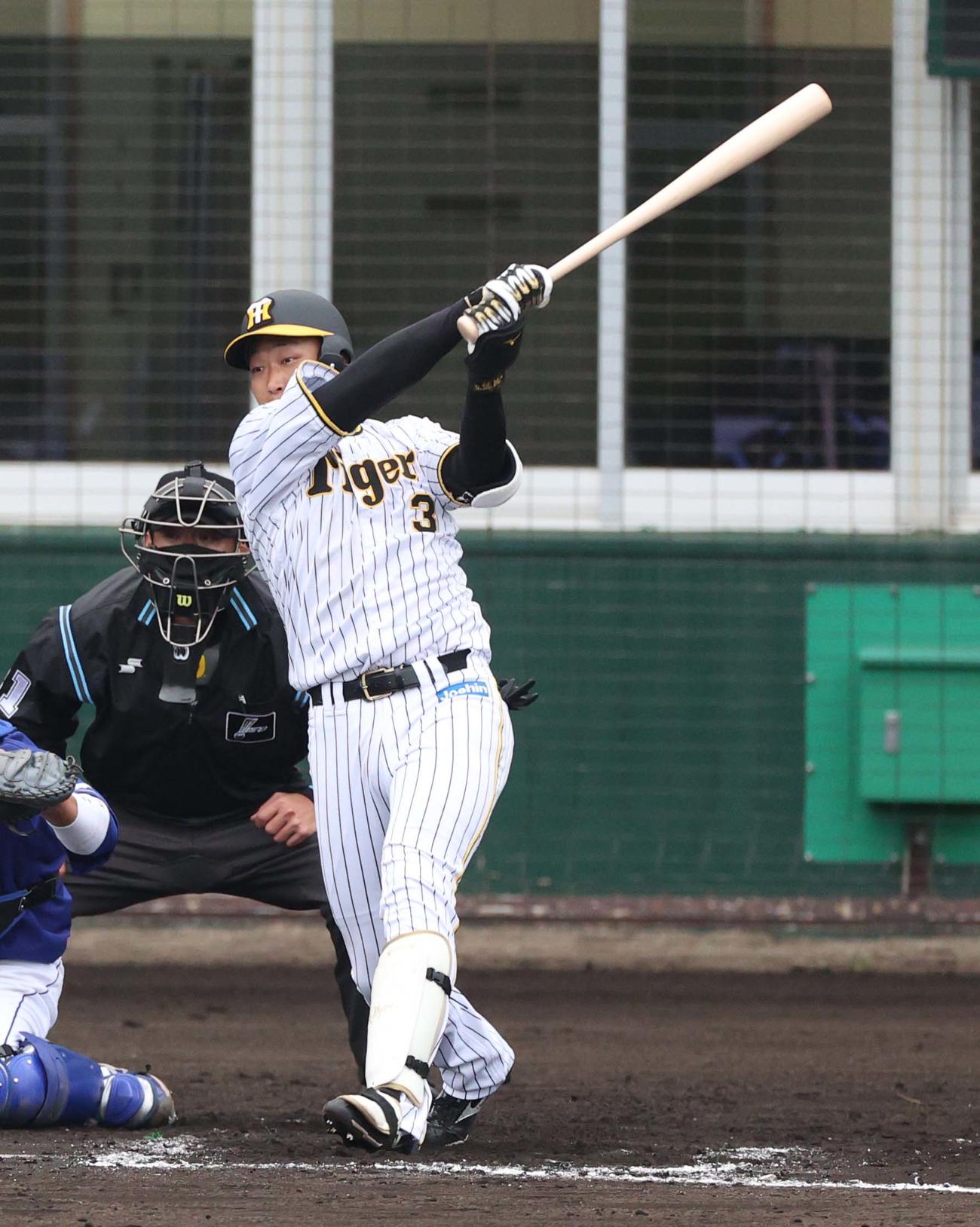 阪神対中日　7回裏阪神1死一塁、右前安打を放つ大山（撮影・上田博志）