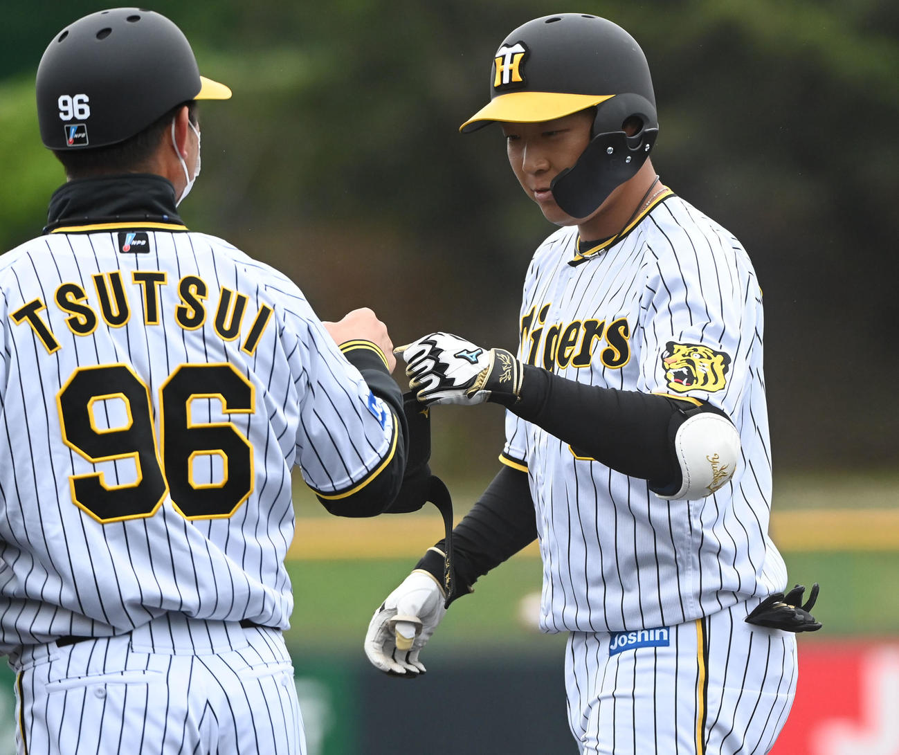 練習試合阪神対中日　7回裏阪神1死一塁、右前安打を放った大山（右）（撮影・森本幸一）
