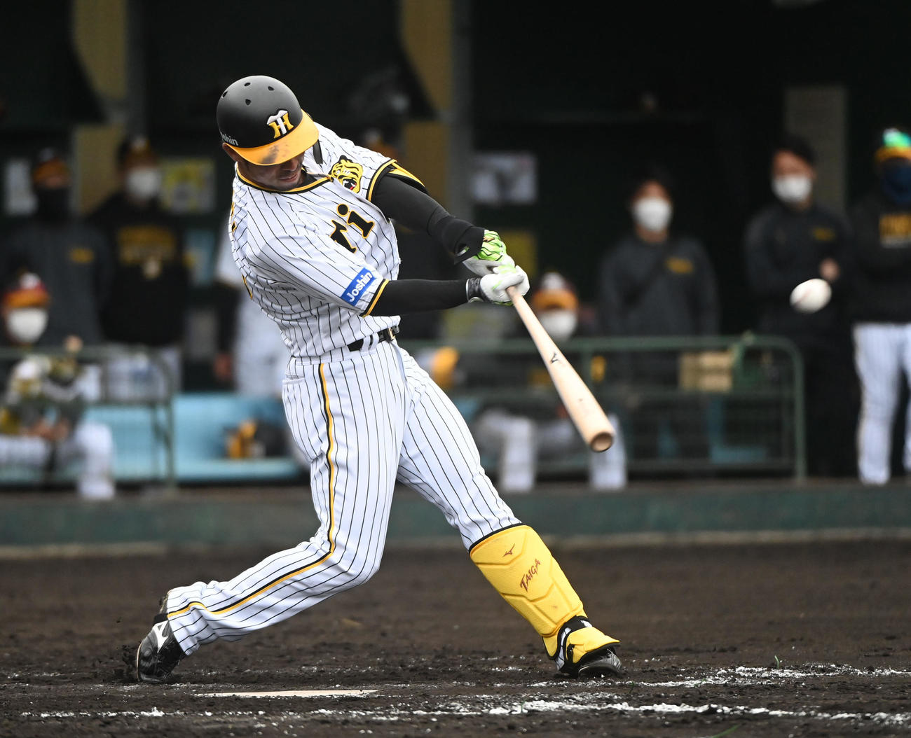 練習試合阪神対中日　9回裏阪神1死二塁、右中間適時三塁打を放つ江越（撮影・森本幸一）