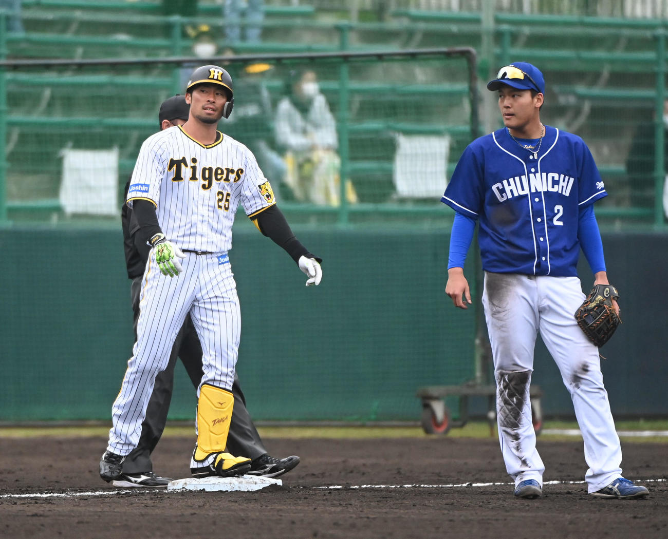 練習試合阪神対中日　9回裏阪神1死二塁、右中間適時三塁打を放った江越（左）（撮影・森本幸一）