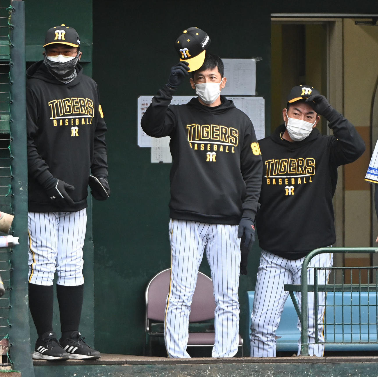練習試合阪神対中日　試合終了、中日ベンチへあいさつする矢野監督（撮影・森本幸一）