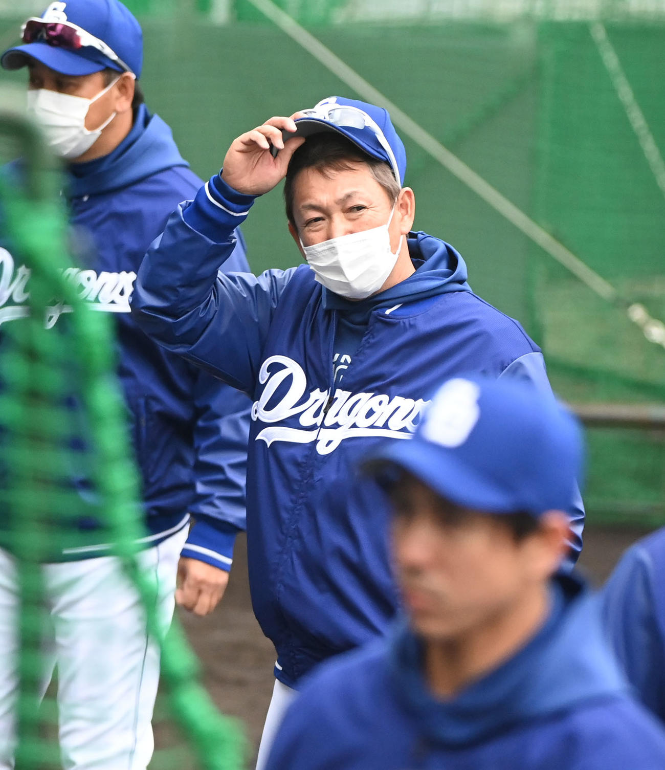 練習試合阪神対中日　試合終了、ナインに話をする立浪監督（撮影・森本幸一）