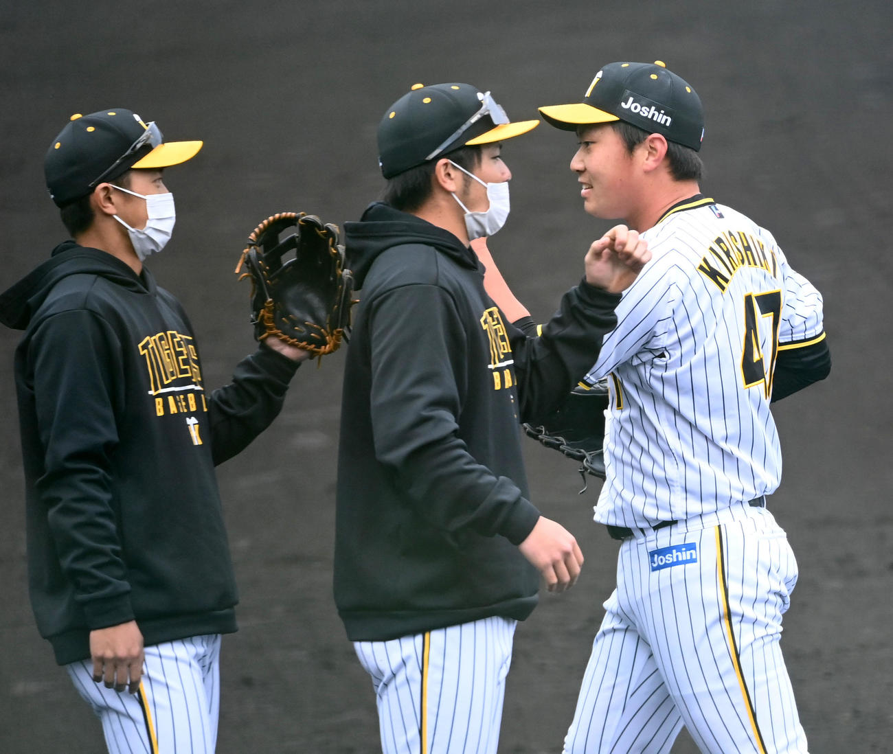 阪神対中日　1イニングを無失点に抑えた桐敷（右）はナインと笑顔でタッチ（撮影・前岡正明）