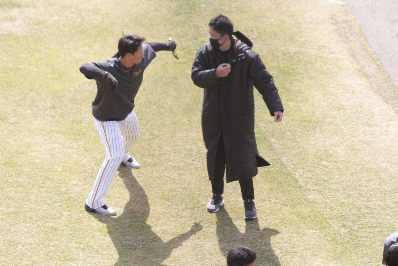 身ぶり手ぶりで話し込む阪神ルーキー森木（左）と藤川SA