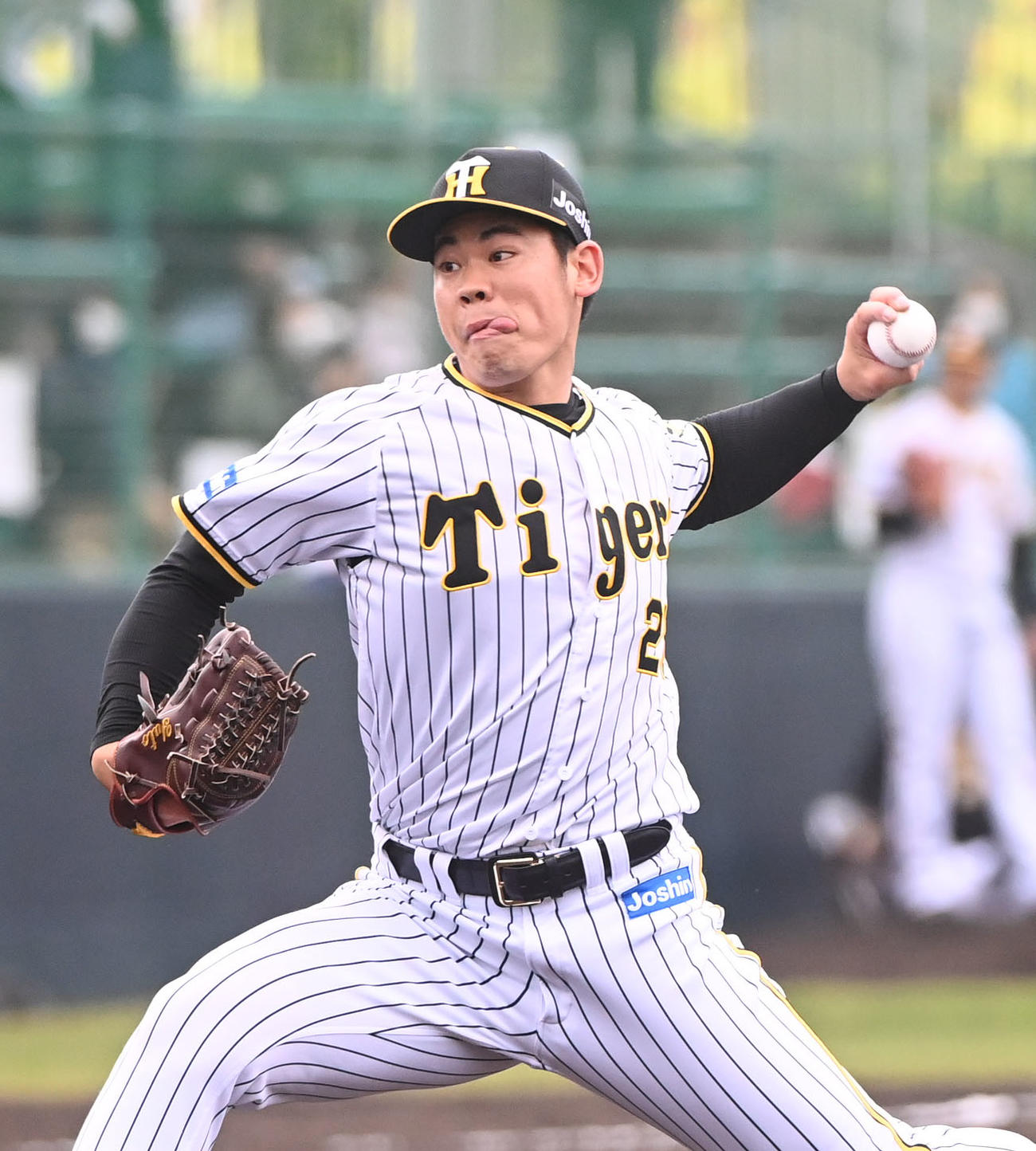 練習試合阪神対中日　4回表、阪神3番手で登板する鈴木（撮影・森本幸一）