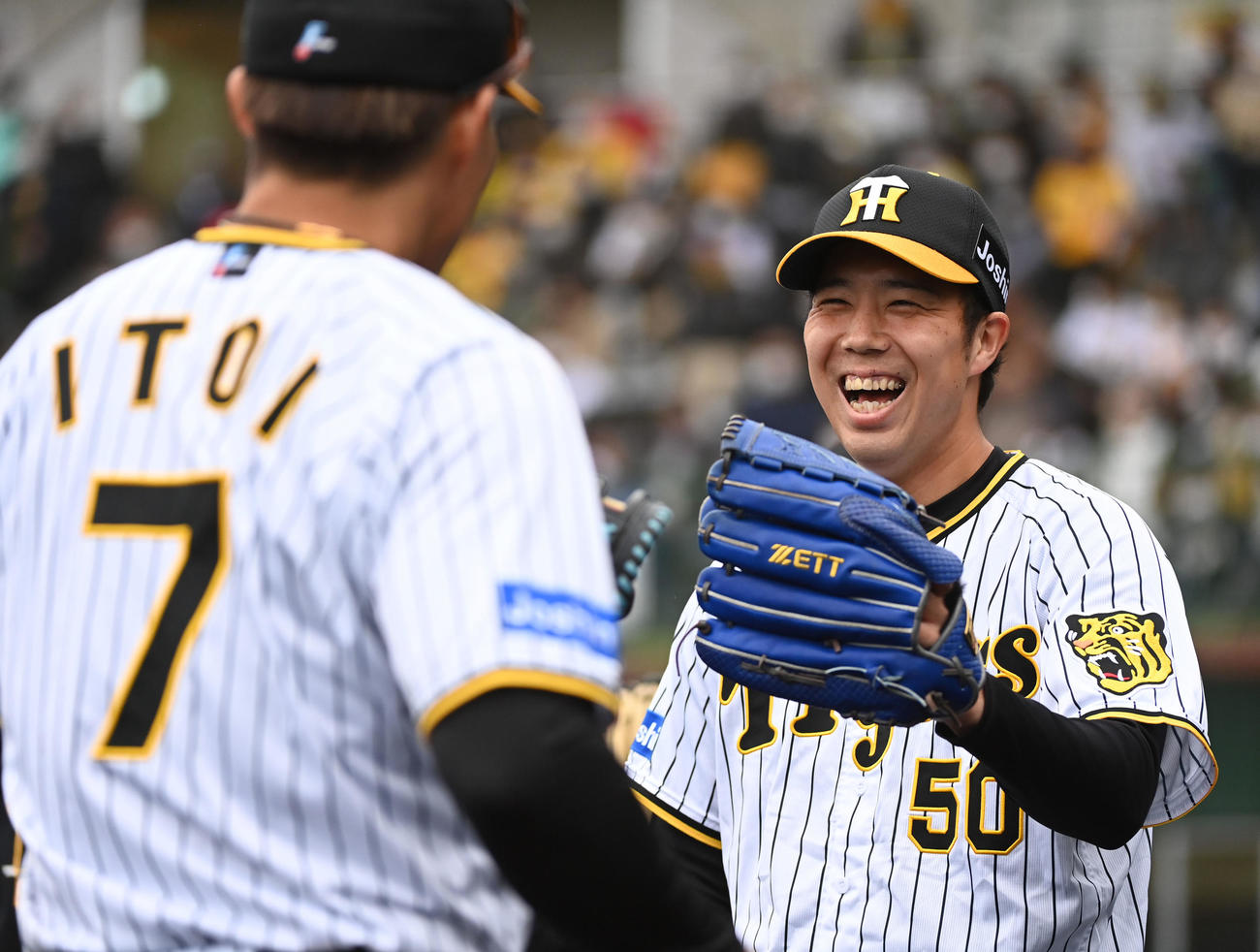 阪神対中日　1回、好守備の糸井（左）を笑顔で迎える青柳（撮影・前岡正明）