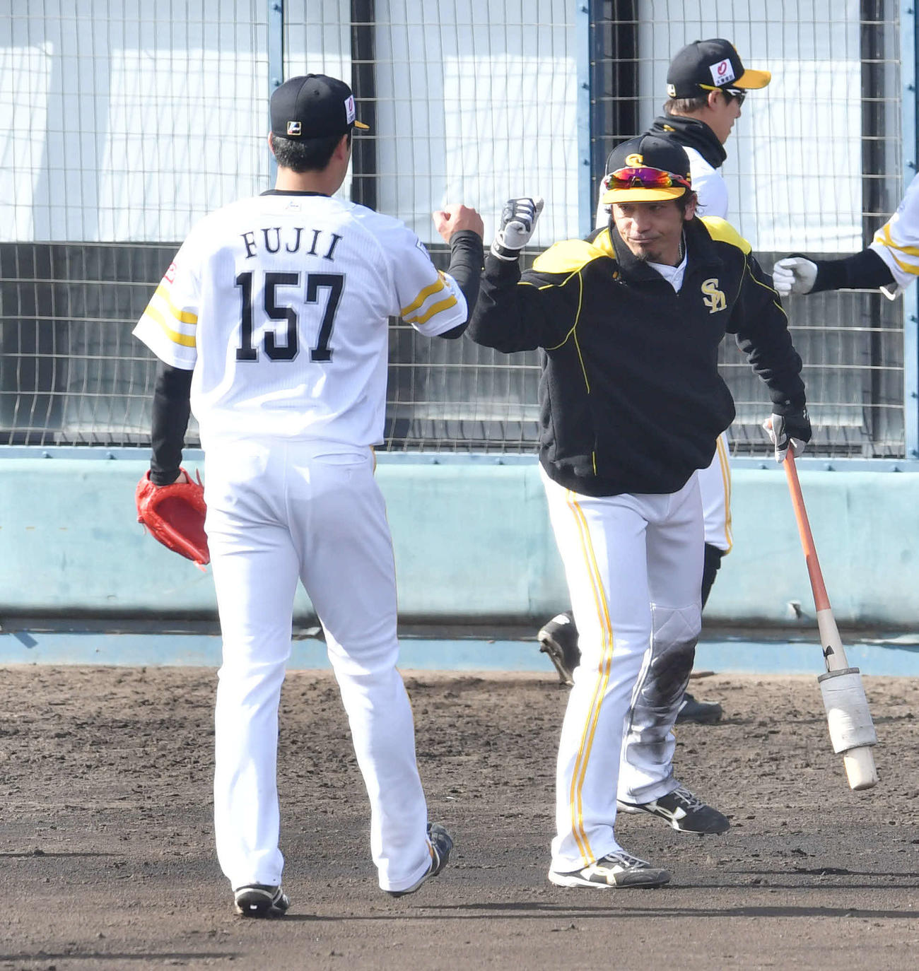 紅白戦　7回表紅組の攻撃を3者連続三振に抑えた藤井（左）を迎える松田（撮影・岩下翔太）