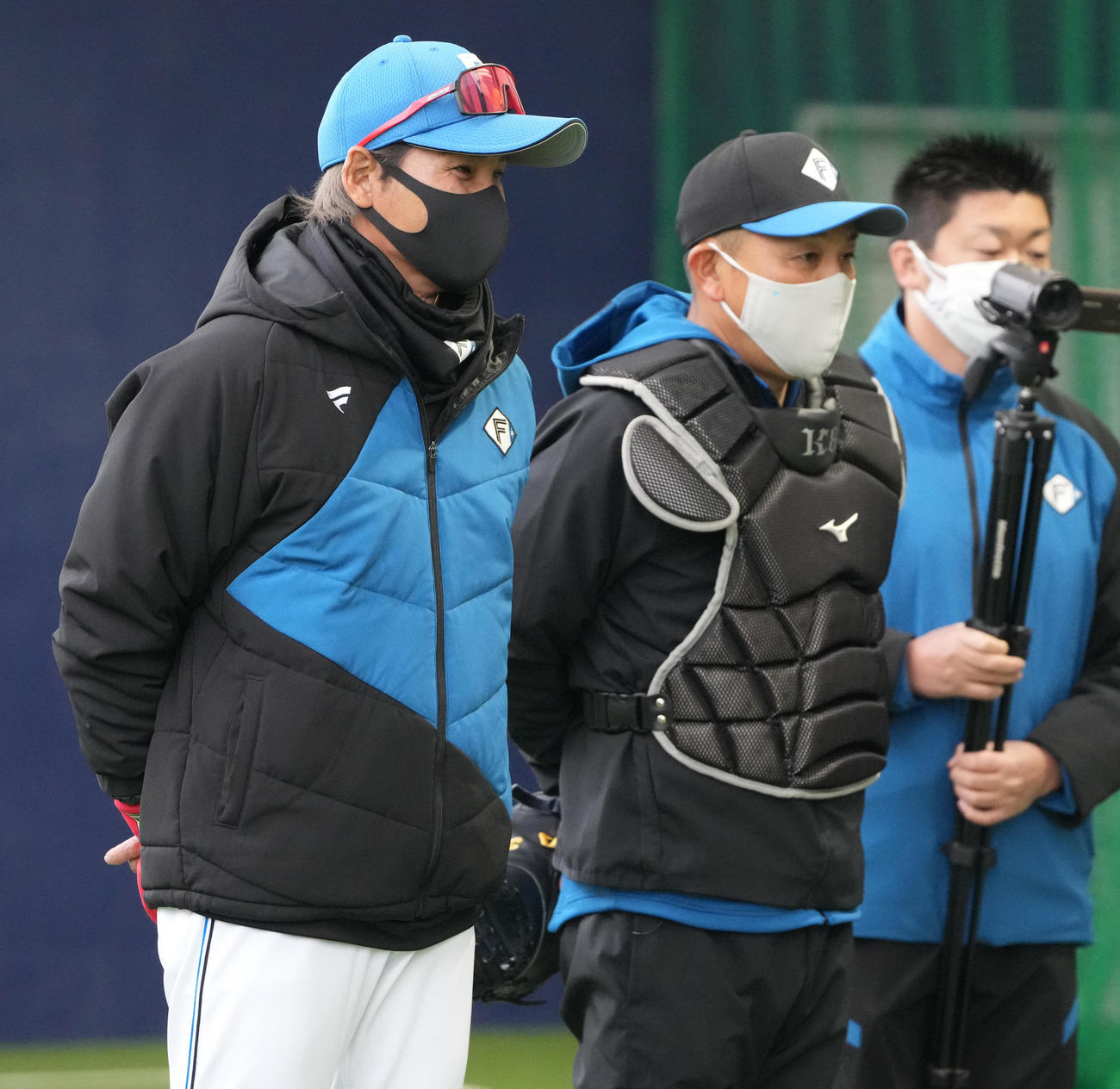 ブルペンで谷繁氏（中央）と話す日本ハム新庄監督（撮影・鈴木みどり）