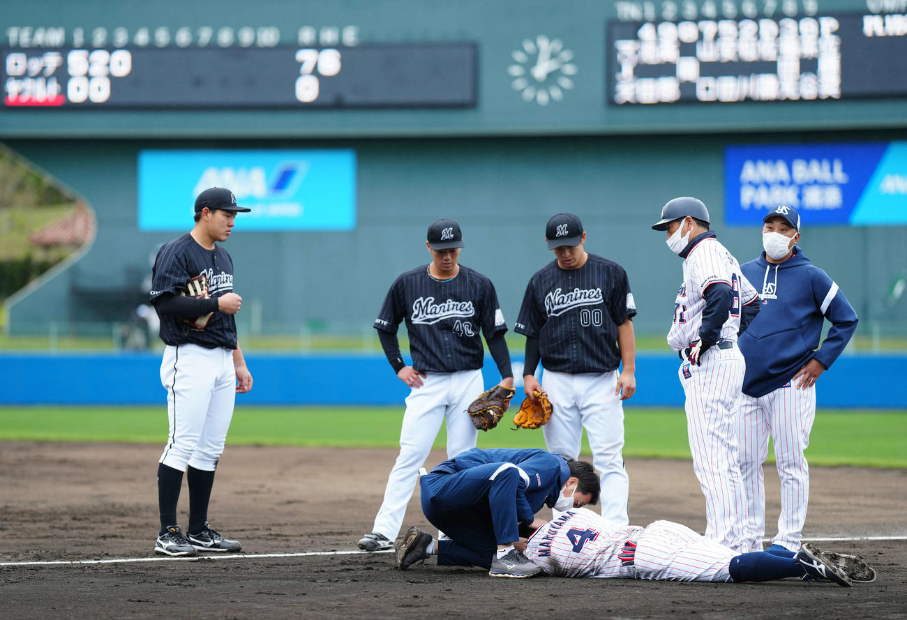 ヤクルト対ロッテ　3回裏、負傷し倒れ込んだヤクルト丸山和（右下）（2022年2月20日）