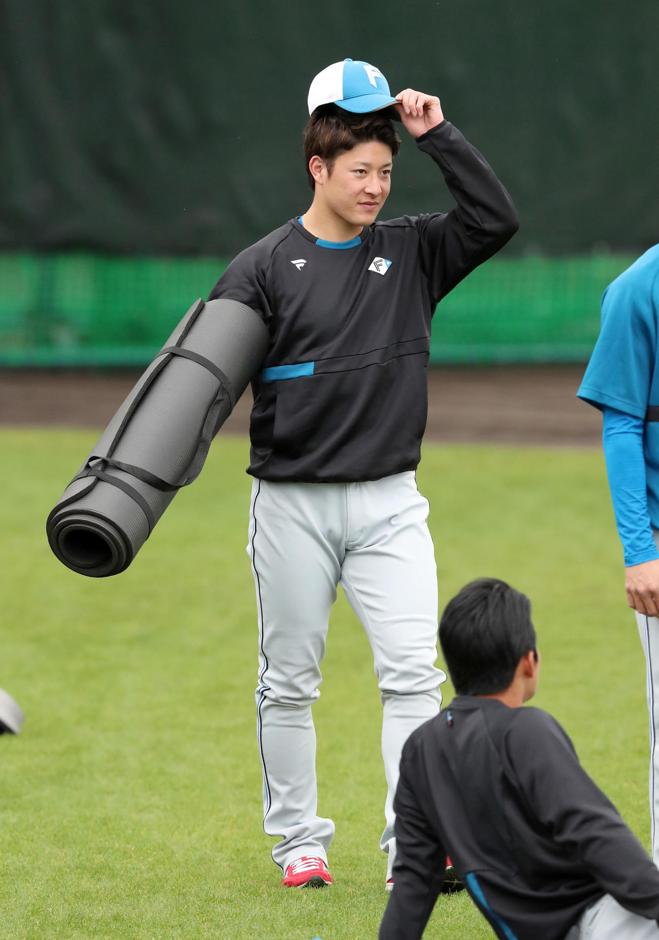 球場入りする日本ハム吉田（撮影・佐藤翔太）