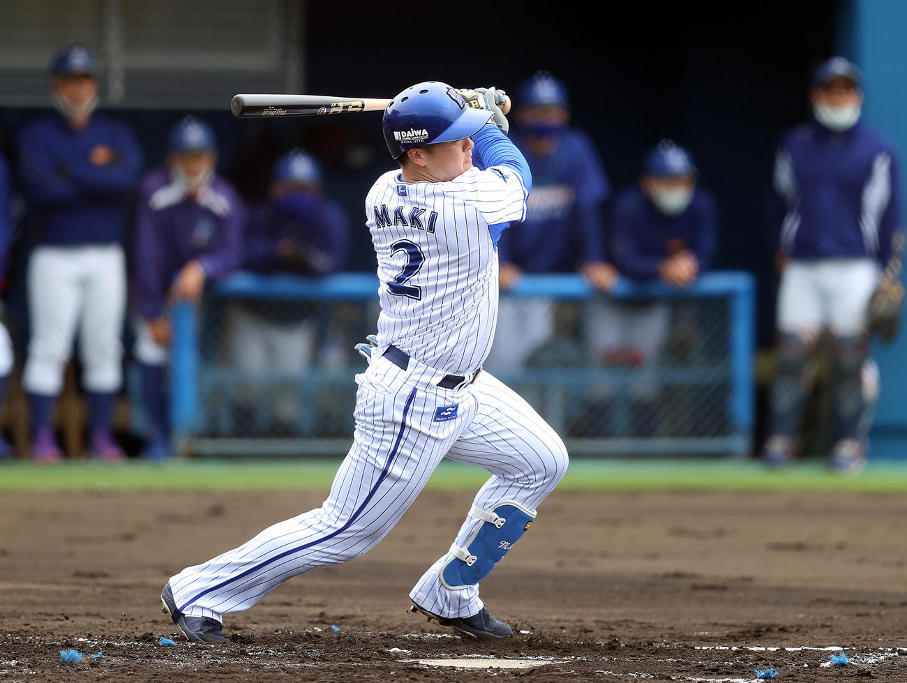 DeNA2軍対沖縄電力　2回裏DeNA無死、右前打を放つ牧（撮影・狩俣裕三）