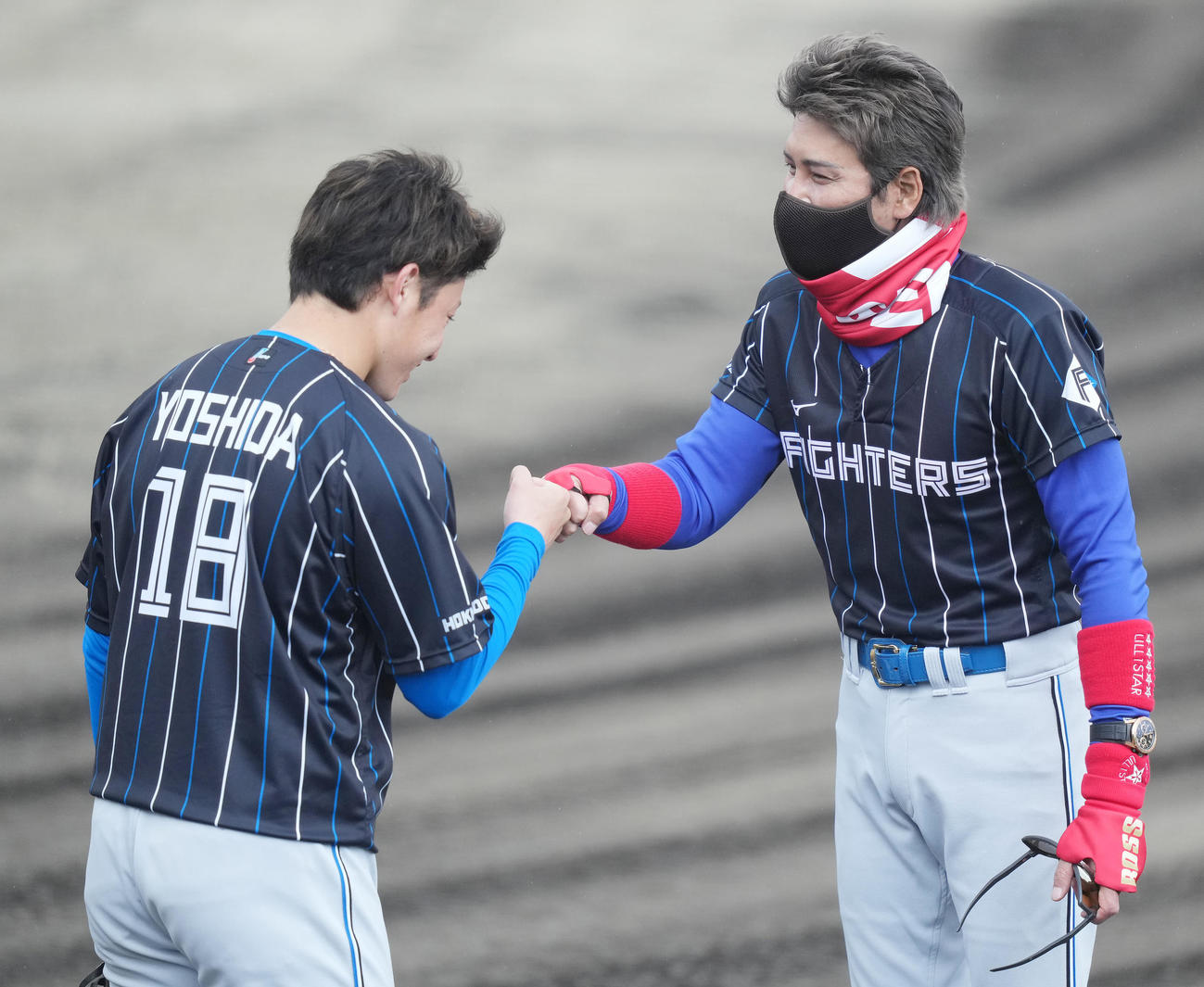 1軍に合流した吉田（左）とグータッチし話す日本ハム新庄監督（撮影・鈴木みどり）