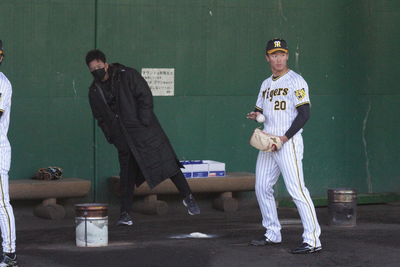 阪神藤川SAは森木のブルペン投球をいろんな角度からチェックした