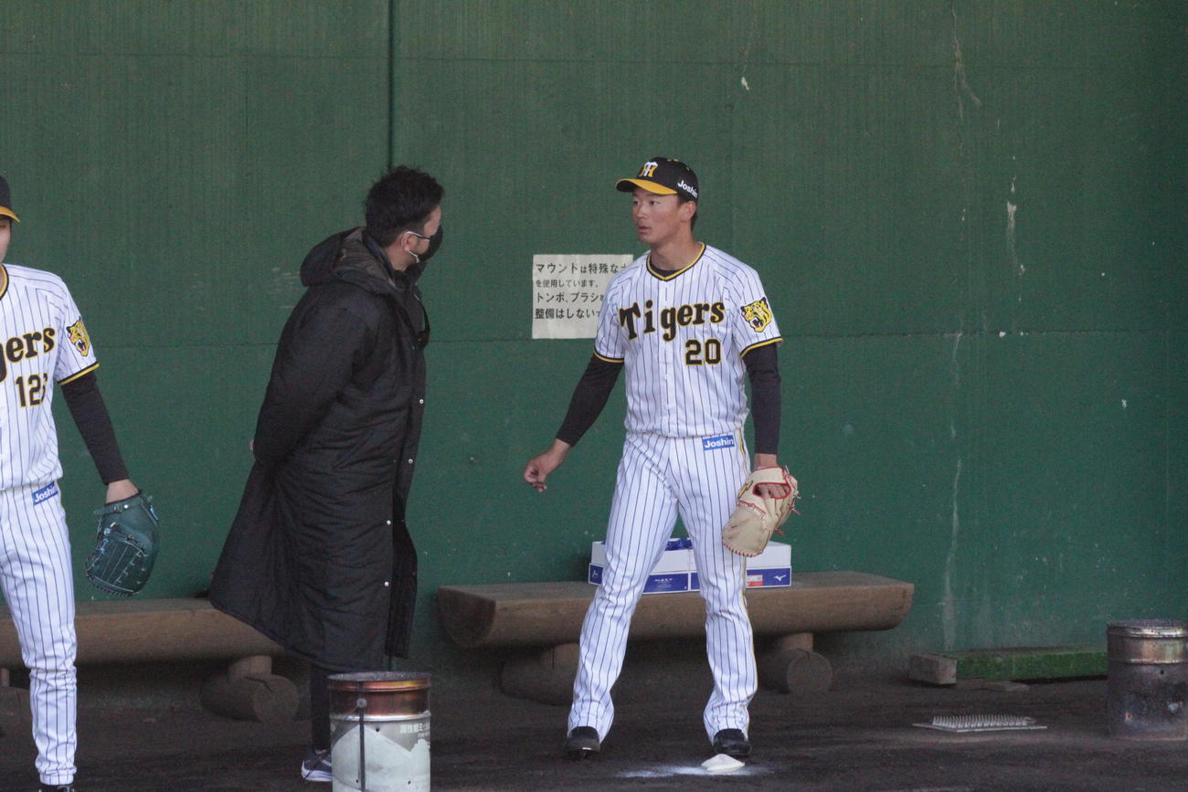 阪神藤川SAは森木のブルペン投球中、話し掛けた