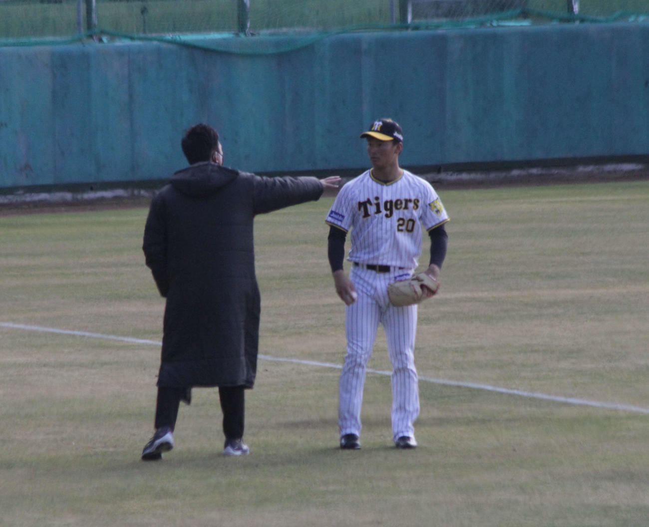 阪神藤川SAは森木のキャッチボールをチェックし、助言する