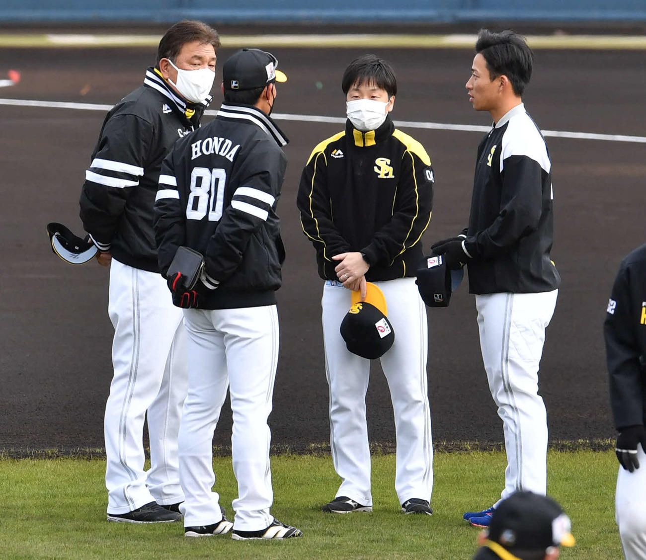 ウオーミングアップ開始前、左から藤本監督、本多コーチと話す野村勇（撮影・岩下翔太）