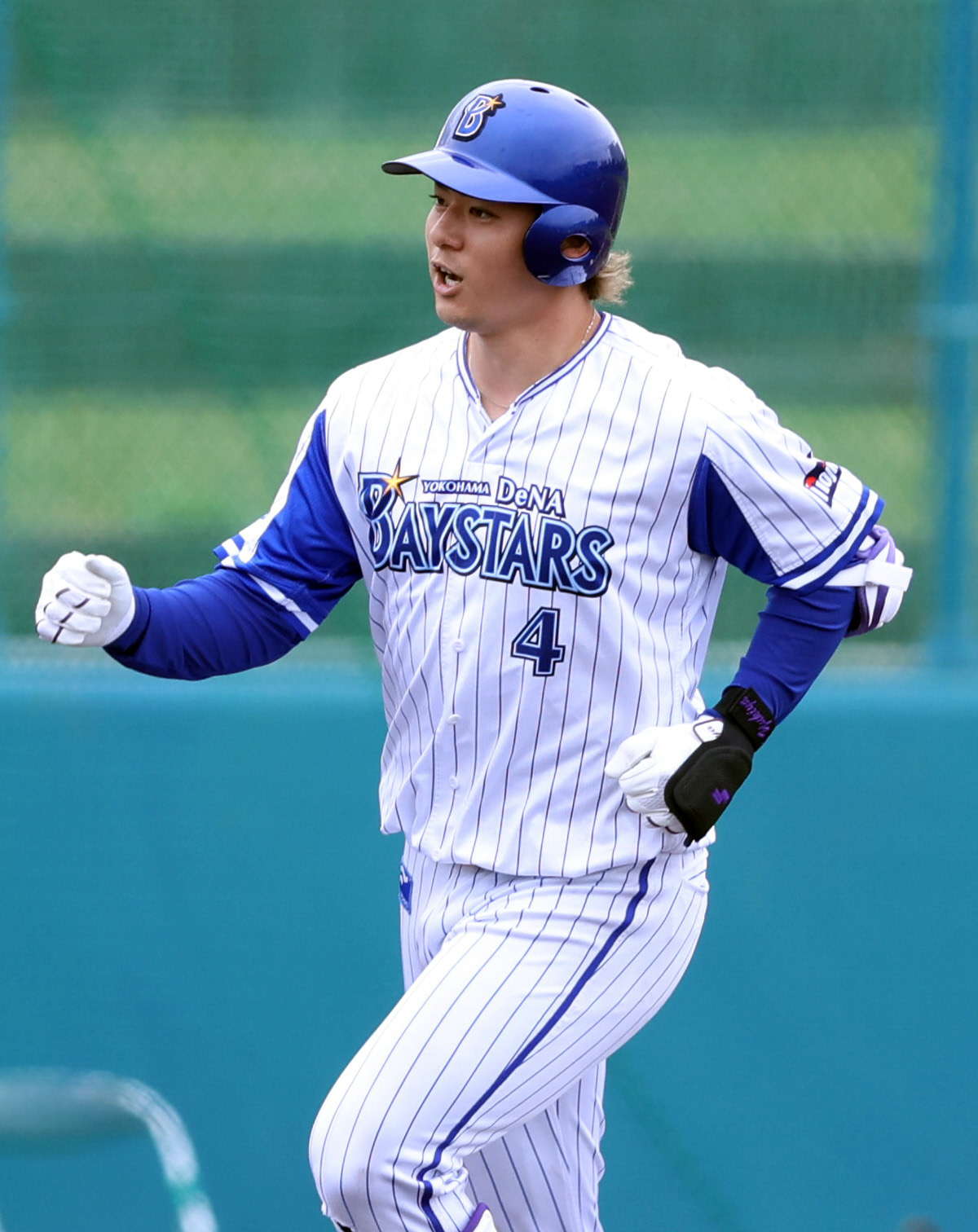 9回裏DeNA2死、ソロ本塁打を放った伊藤裕季也はガッツポーズ（撮影・狩俣裕三）