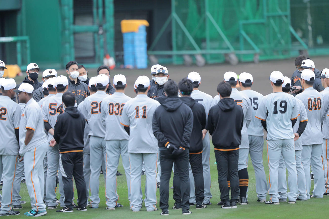 円陣で選手たちに話す巨人原監督（中央）（撮影・河田真司）