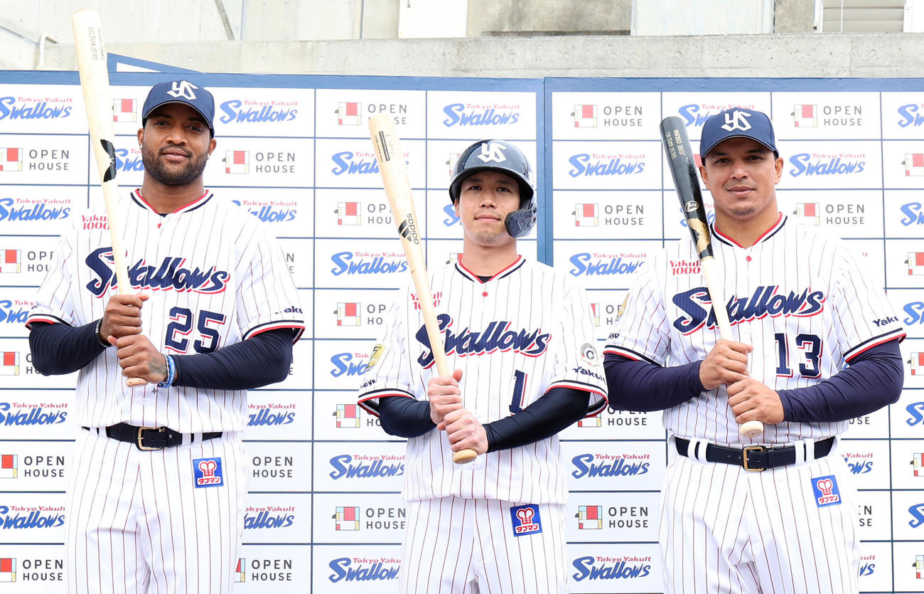 オープンハウスの会見で記念撮影する、左からサンタナ、山田、オスナ（撮影・狩俣裕三）