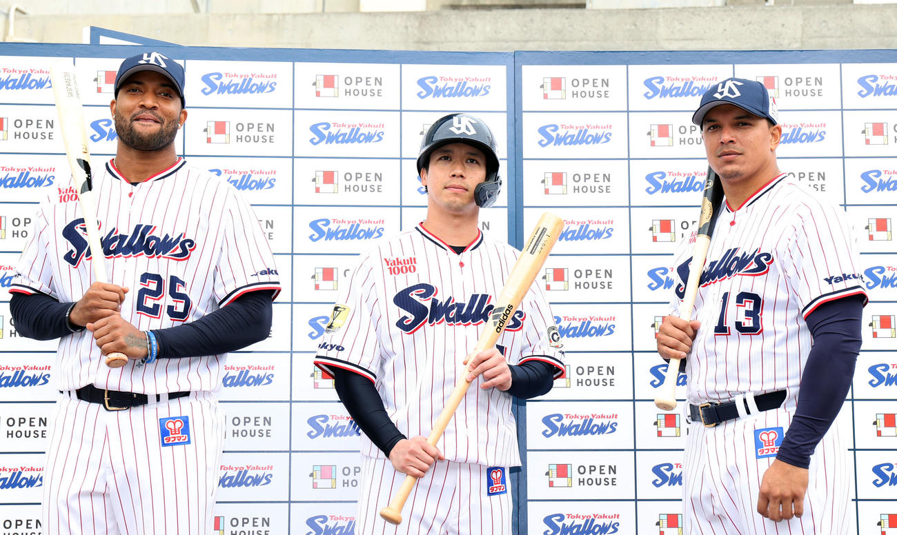 オープンハウスの会見で記念撮影する、左からサンタナ、山田、オスナ（撮影・狩俣裕三）