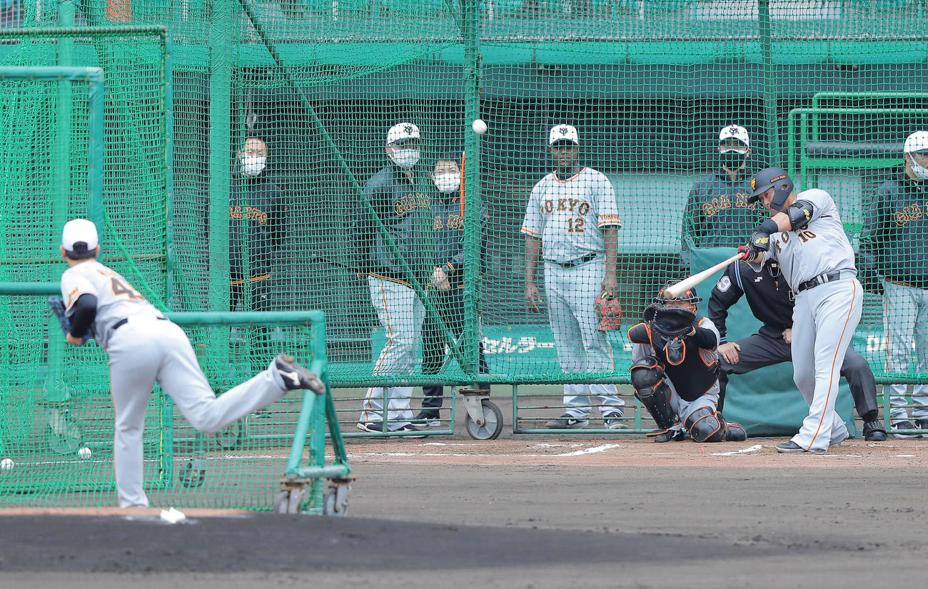 フリー打撃する巨人中田。投手畠（撮影・河田真司）
