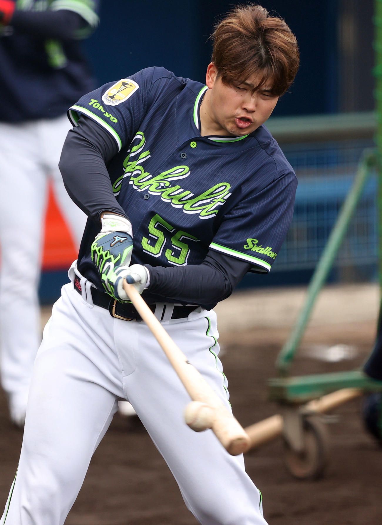 打撃練習で汗を流す村上（撮影・狩俣裕三）
