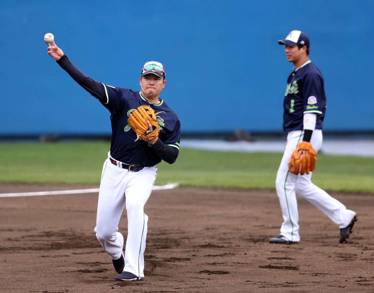 山田（右）といっしょにノックを受ける村上（撮影・狩俣裕三）