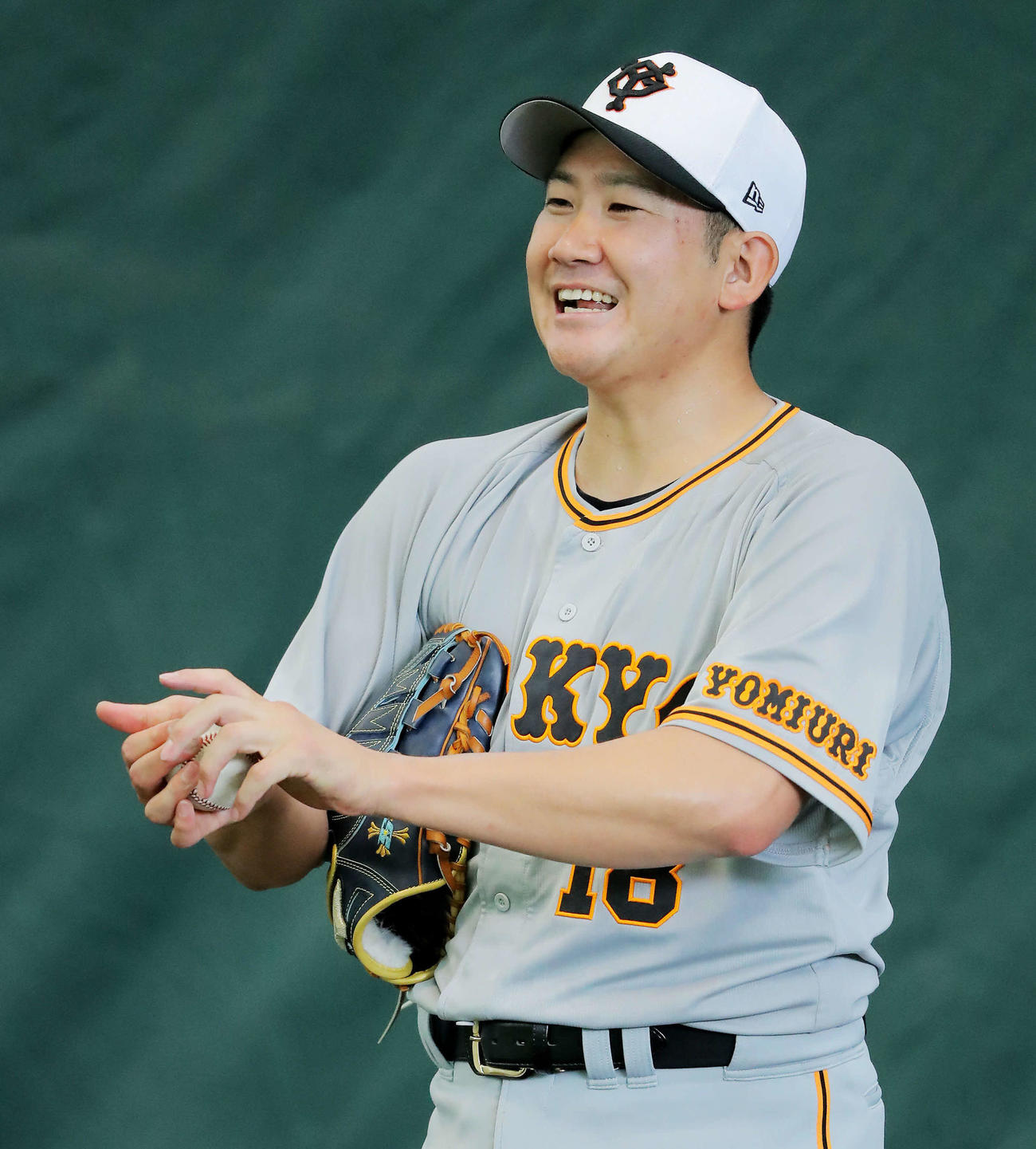 ブルペンで笑顔を見せる巨人菅野（撮影・河田真司）