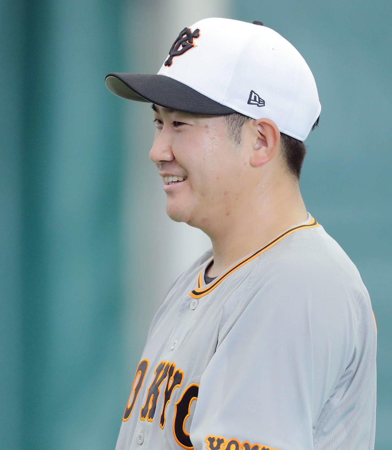 ブルペン投球を終え笑顔を見せる巨人菅野（撮影・河田真司）