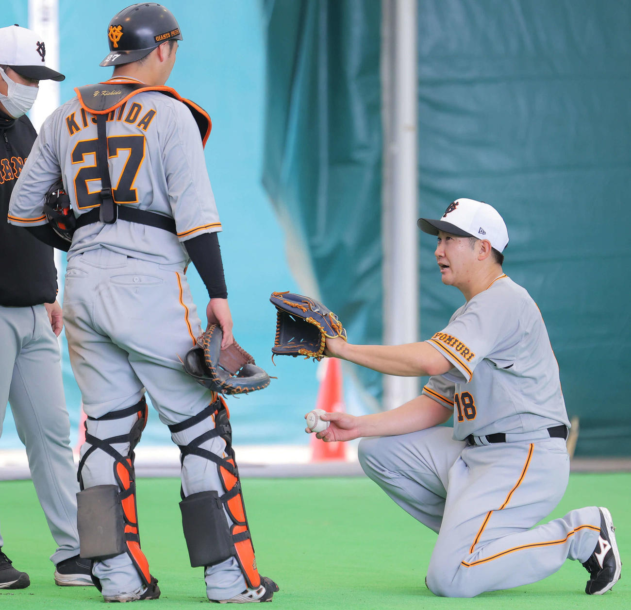 ブルペン投球を終え、巨人岸田（左）と言葉を交わす菅野（撮影・河田真司）