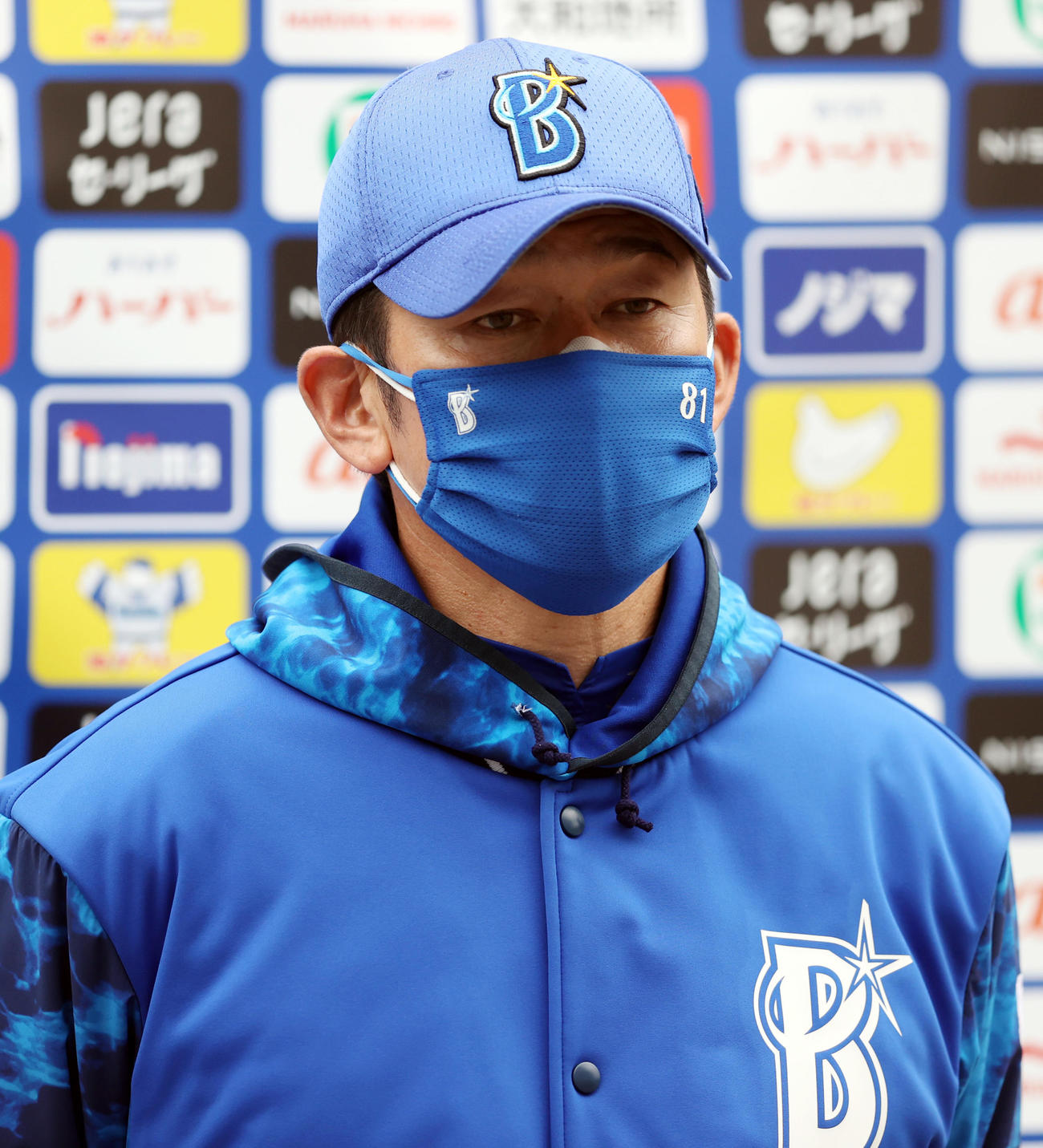 DeNA2軍対沖縄電力　試合後、報道陣に対応する三浦監督（撮影・狩俣裕三）