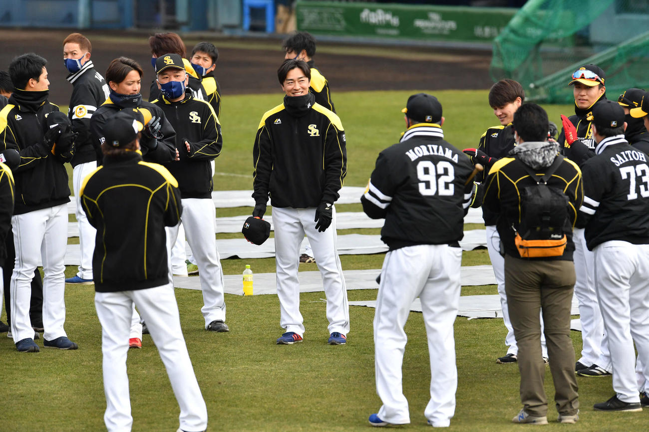 和田（中央）は朝の円陣で誕生日を祝福され、笑顔を見せる（撮影・岩下翔太）